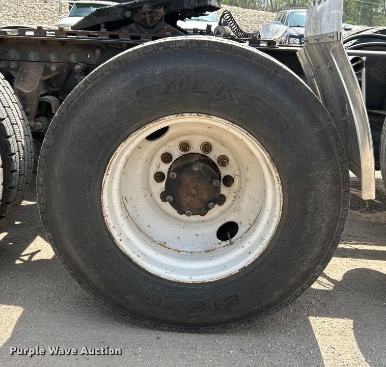 image for item EK4527 2001 Mack CL713 semi truck