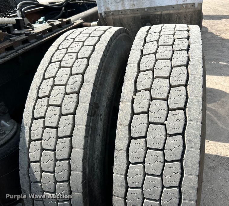 image for item EK4527 2001 Mack CL713 semi truck