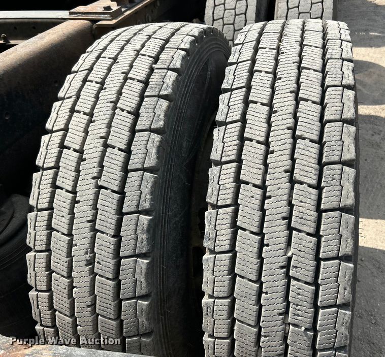 image for item EK4527 2001 Mack CL713 semi truck