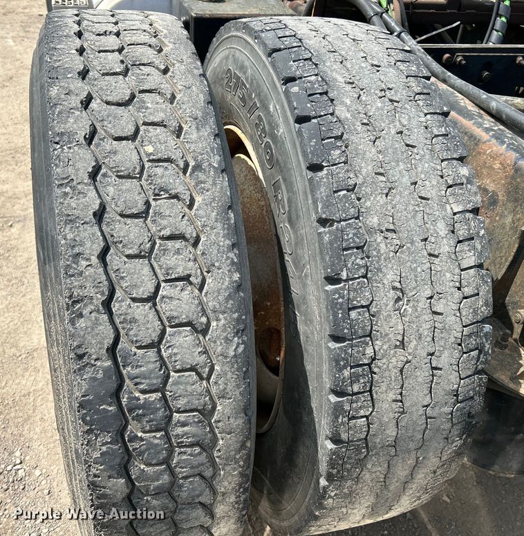 image for item EK4527 2001 Mack CL713 semi truck