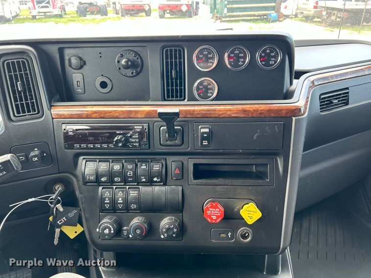 image for item EK4531 2019 International LT625 semi truck