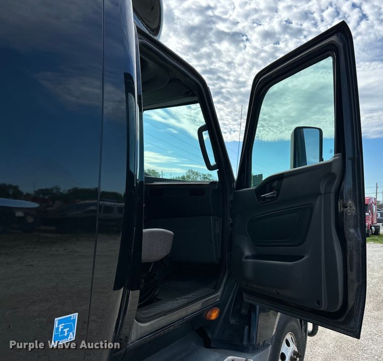 image for item EK4531 2019 International LT625 semi truck