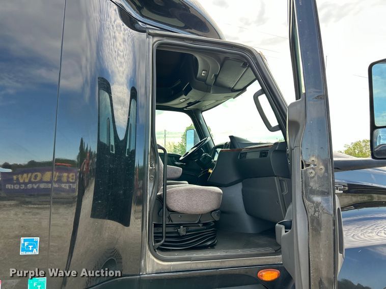 image for item EK4531 2019 International LT625 semi truck