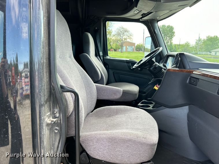 image for item EK4531 2019 International LT625 semi truck