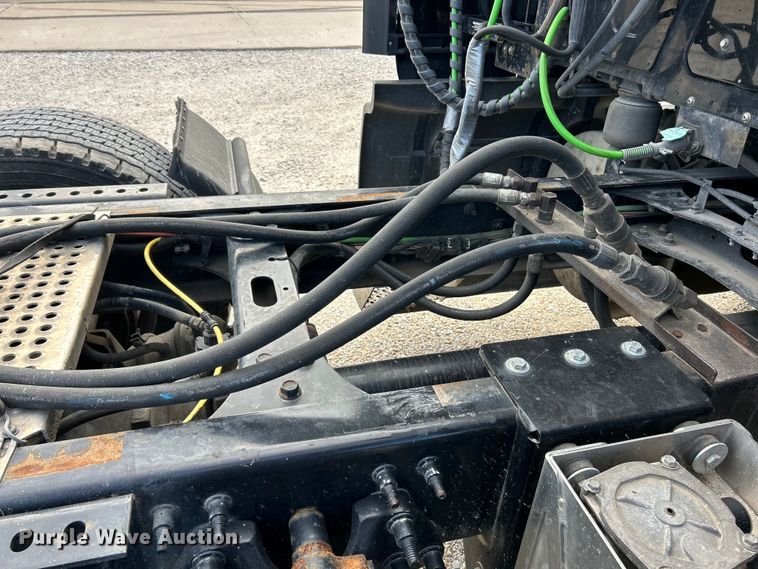 image for item EK4531 2019 International LT625 semi truck