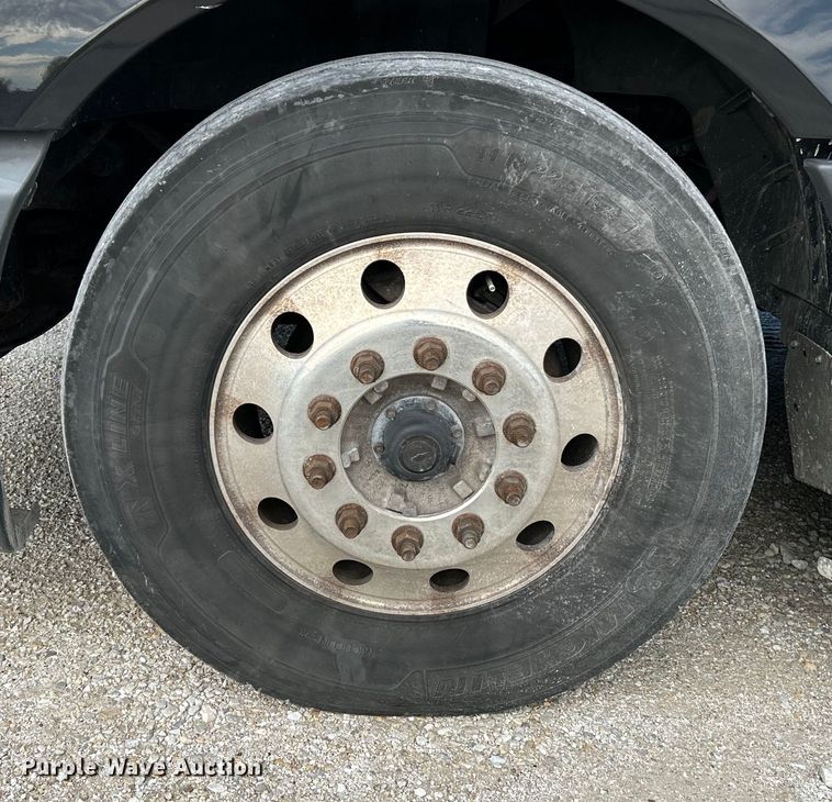 image for item EK4531 2019 International LT625 semi truck