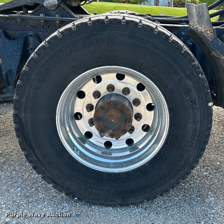 image for item EK4531 2019 International LT625 semi truck