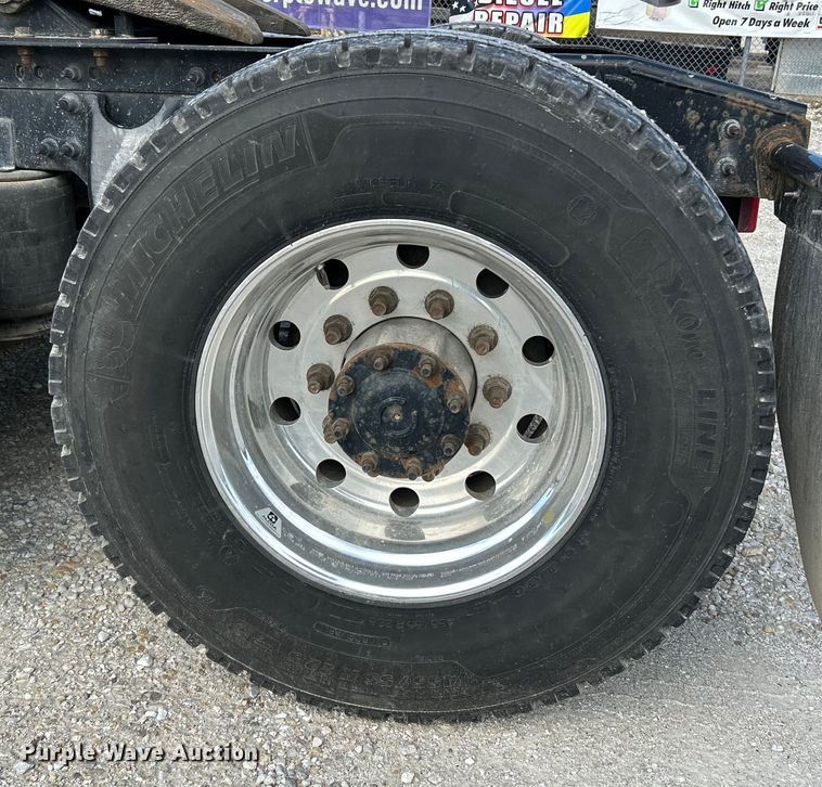 image for item EK4531 2019 International LT625 semi truck