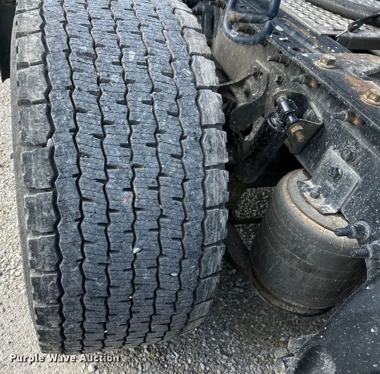 image for item EK4531 2019 International LT625 semi truck