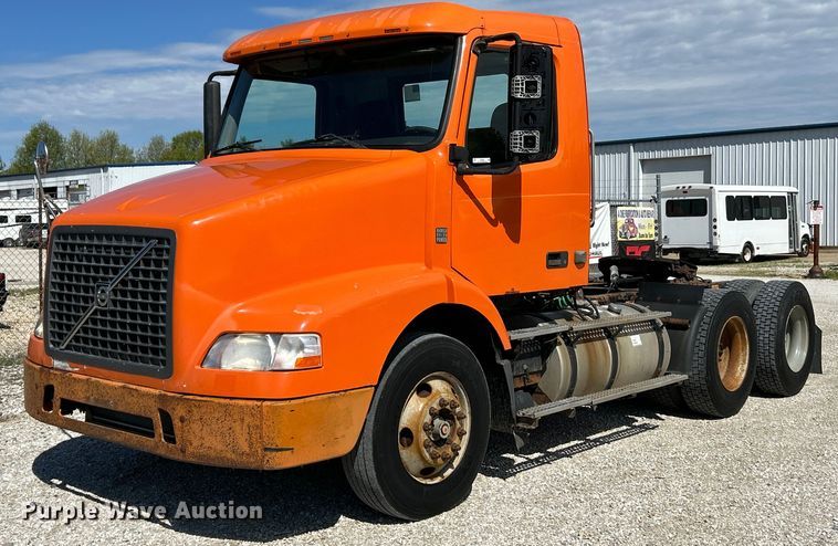 image for item EK4532 2008 Volvo VNM semi truck
