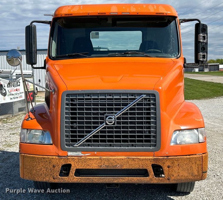 image for item EK4532 2008 Volvo VNM semi truck