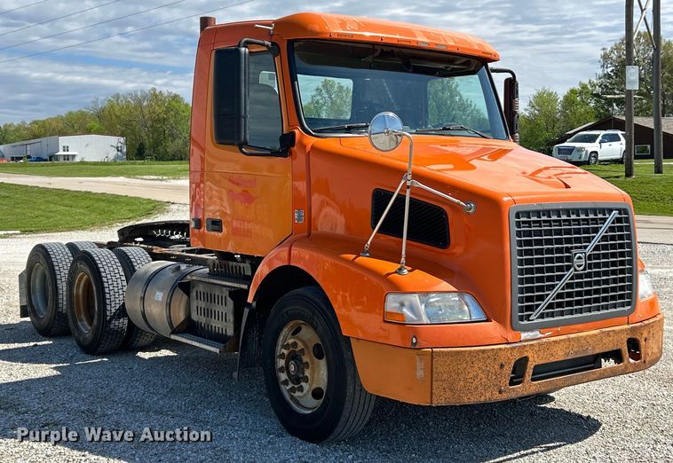 image for item EK4532 2008 Volvo VNM semi truck