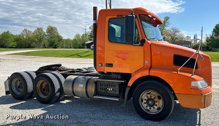 image for item EK4532 2008 Volvo VNM semi truck