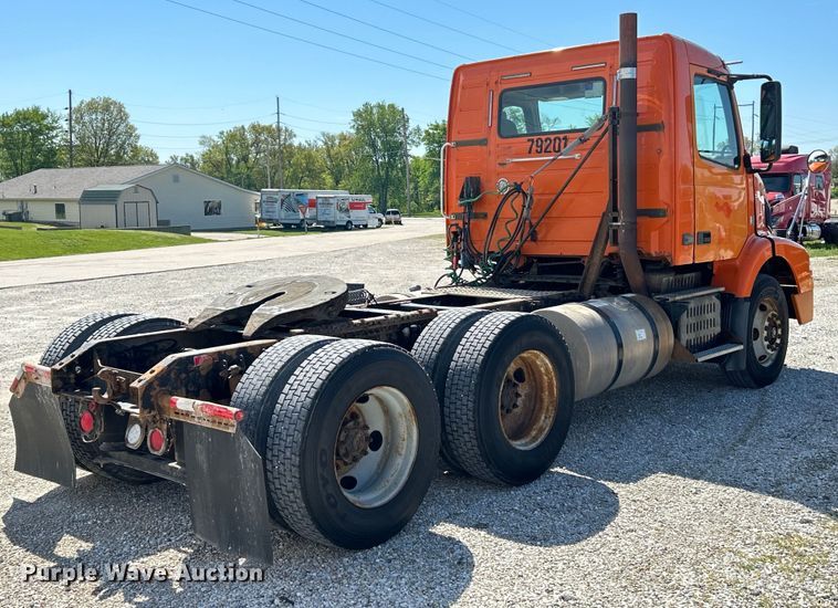 image for item EK4532 2008 Volvo VNM semi truck
