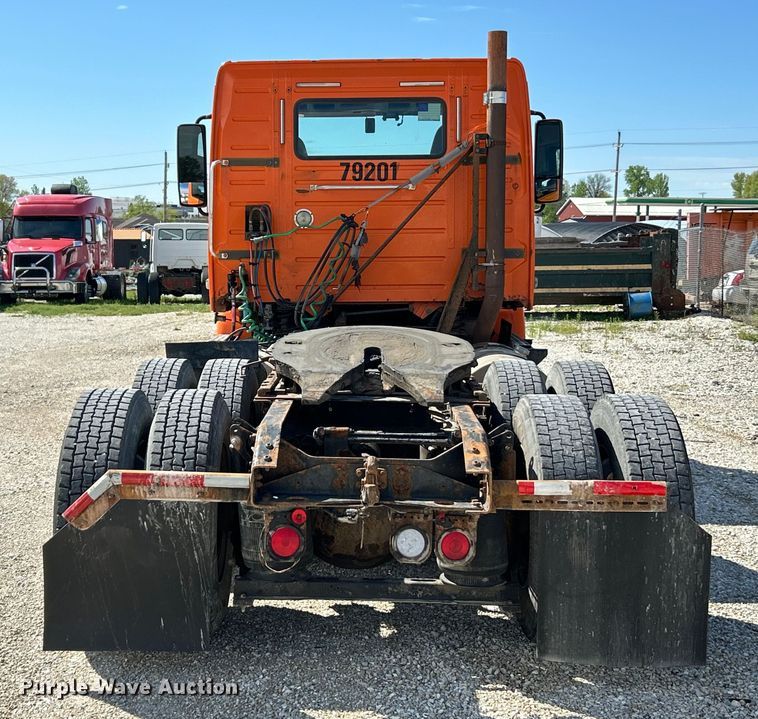 image for item EK4532 2008 Volvo VNM semi truck
