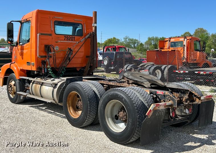 image for item EK4532 2008 Volvo VNM semi truck