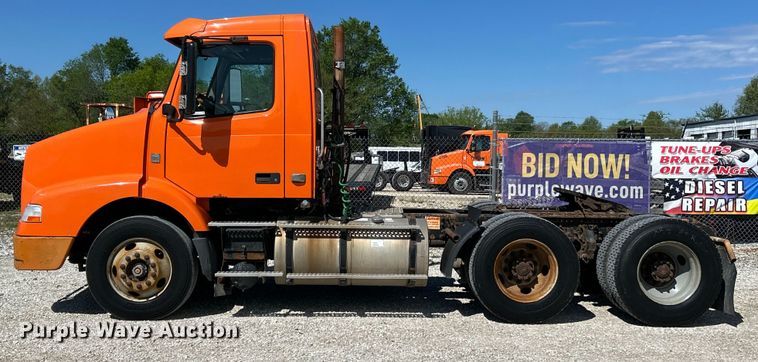 image for item EK4532 2008 Volvo VNM semi truck