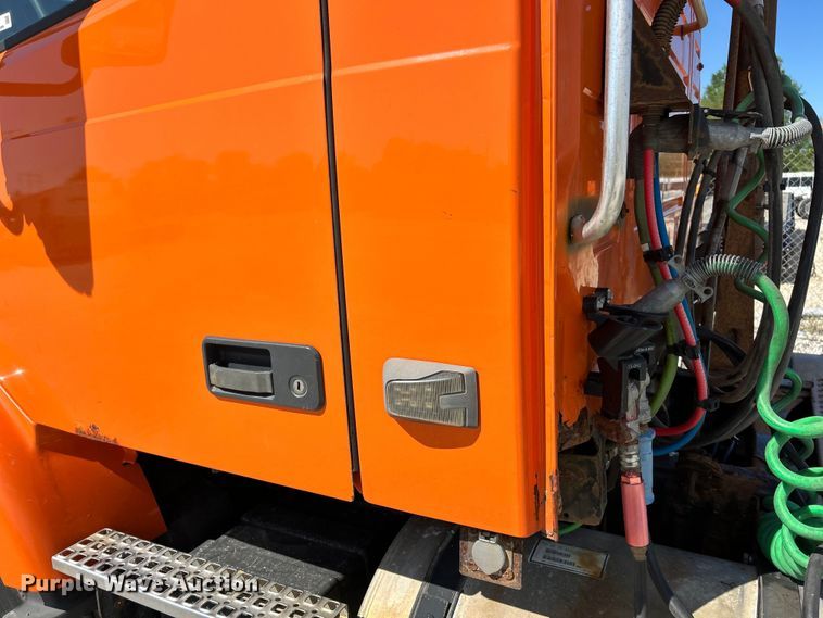 image for item EK4532 2008 Volvo VNM semi truck