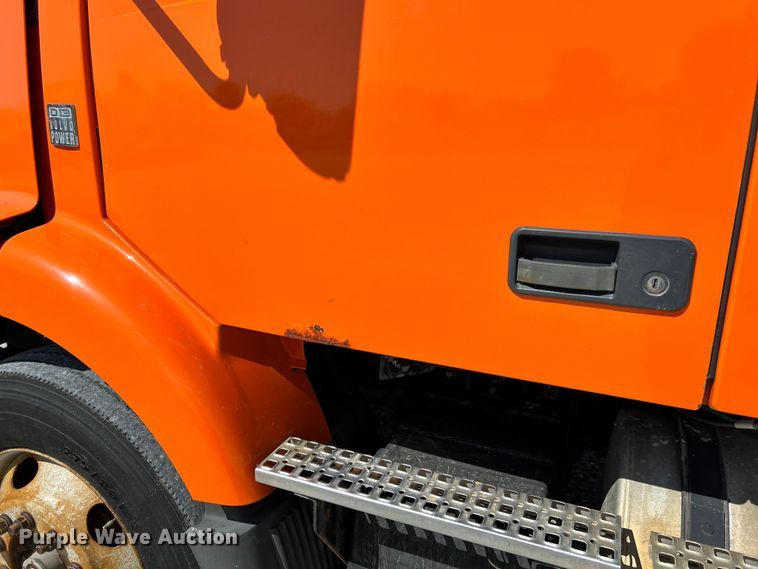 image for item EK4532 2008 Volvo VNM semi truck