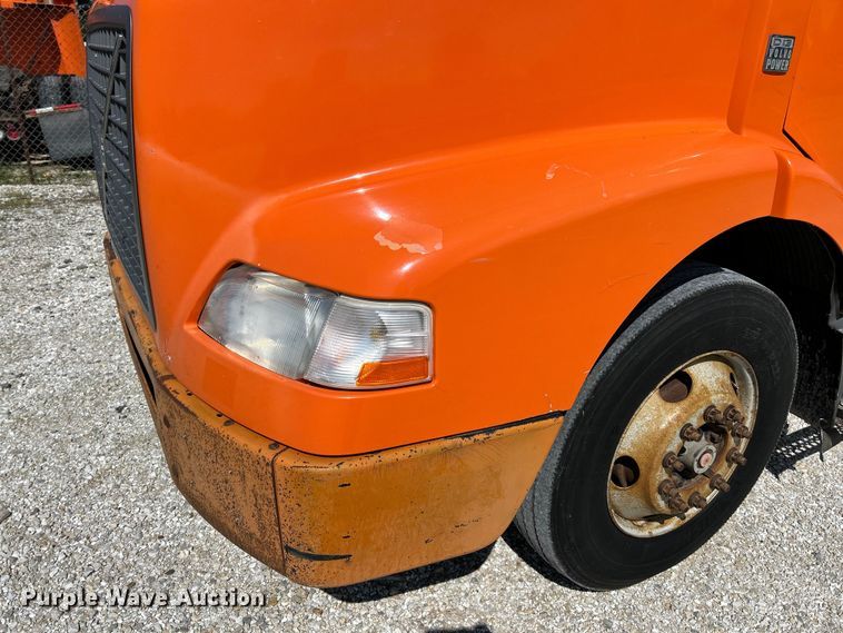 image for item EK4532 2008 Volvo VNM semi truck