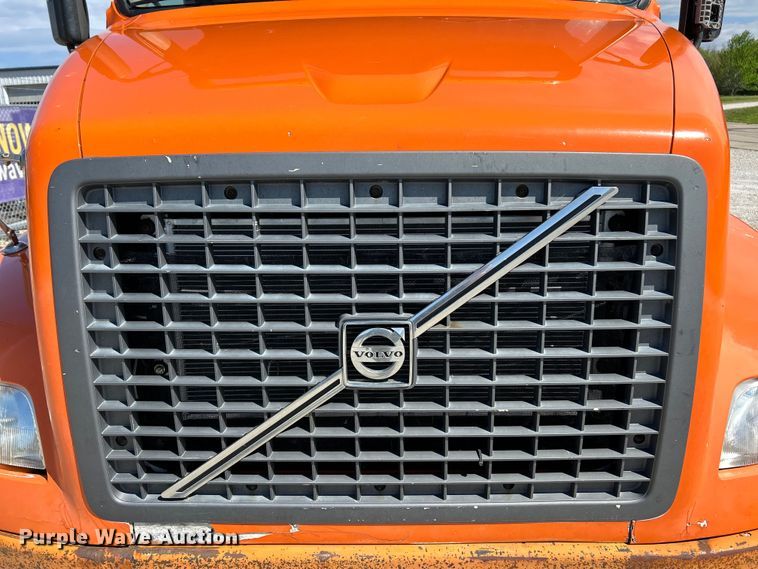 image for item EK4532 2008 Volvo VNM semi truck