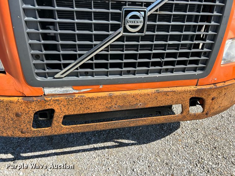 image for item EK4532 2008 Volvo VNM semi truck