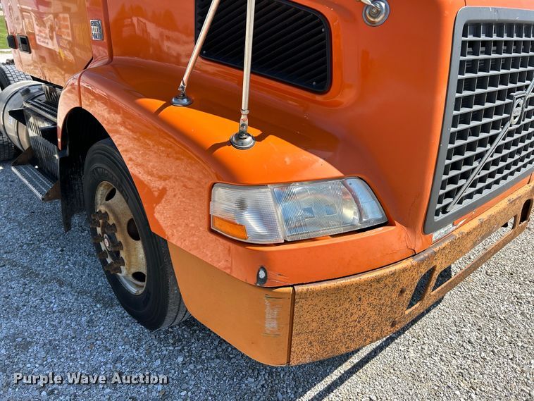 image for item EK4532 2008 Volvo VNM semi truck