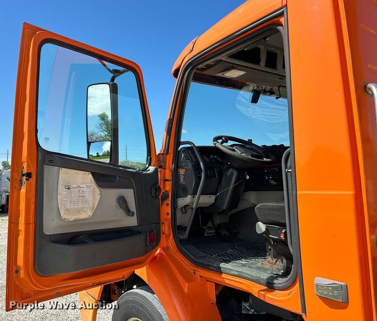 image for item EK4532 2008 Volvo VNM semi truck