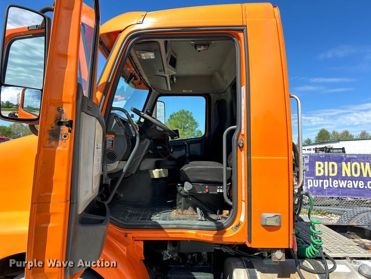 image for item EK4532 2008 Volvo VNM semi truck