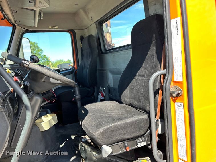 image for item EK4532 2008 Volvo VNM semi truck