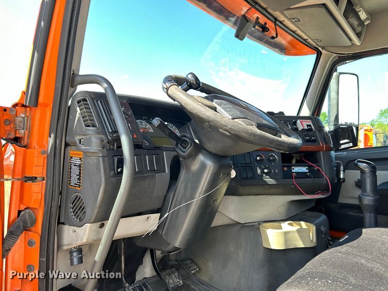 image for item EK4532 2008 Volvo VNM semi truck