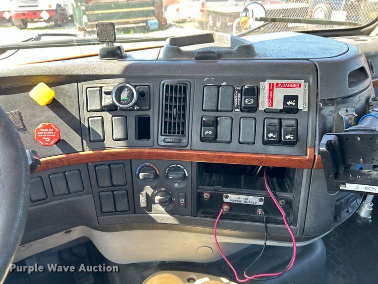 image for item EK4532 2008 Volvo VNM semi truck