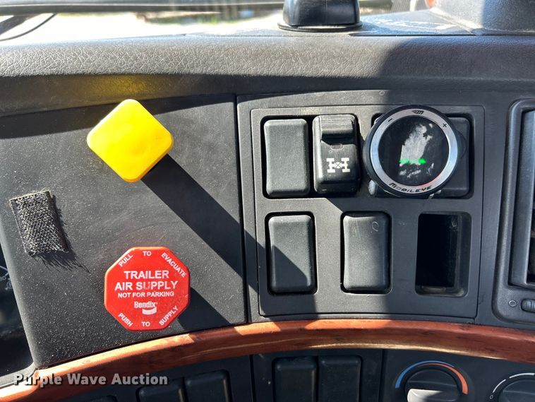 image for item EK4532 2008 Volvo VNM semi truck