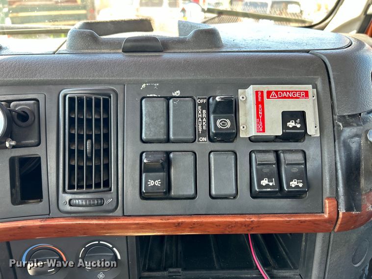 image for item EK4532 2008 Volvo VNM semi truck