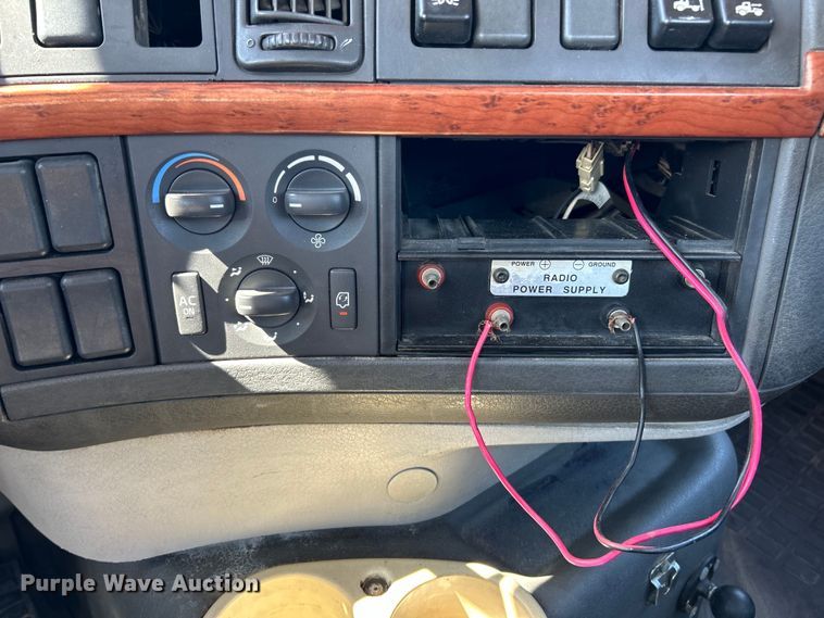 image for item EK4532 2008 Volvo VNM semi truck