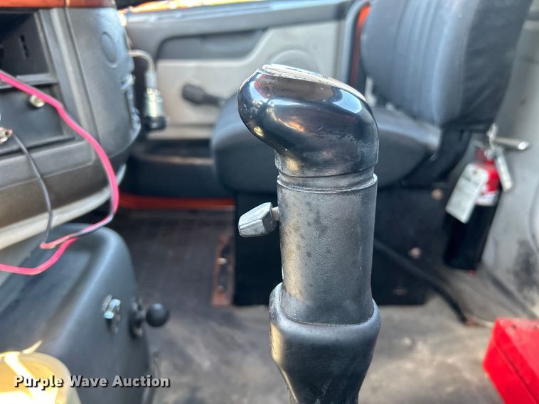 image for item EK4532 2008 Volvo VNM semi truck