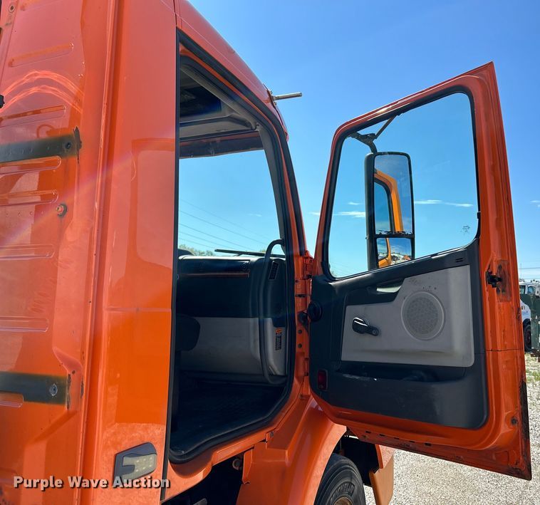 image for item EK4532 2008 Volvo VNM semi truck