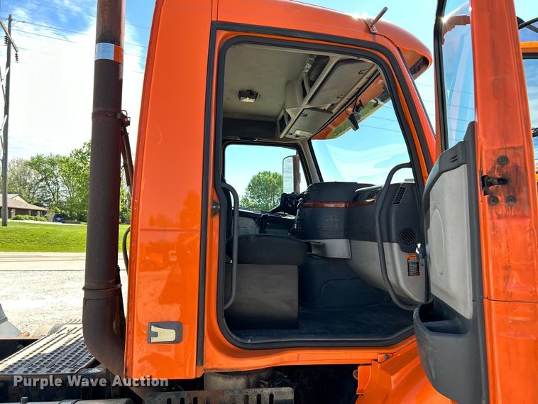 image for item EK4532 2008 Volvo VNM semi truck