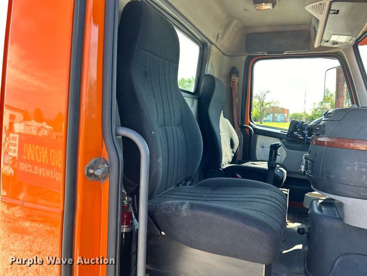 image for item EK4532 2008 Volvo VNM semi truck