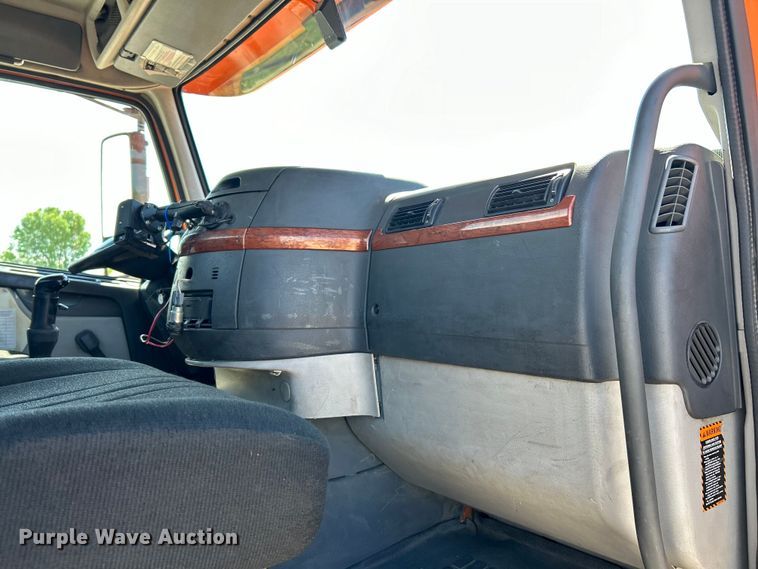 image for item EK4532 2008 Volvo VNM semi truck