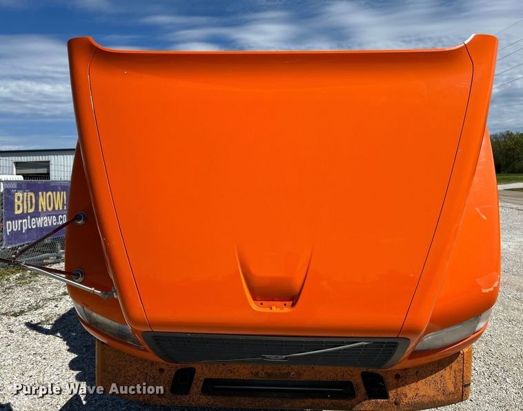 image for item EK4532 2008 Volvo VNM semi truck