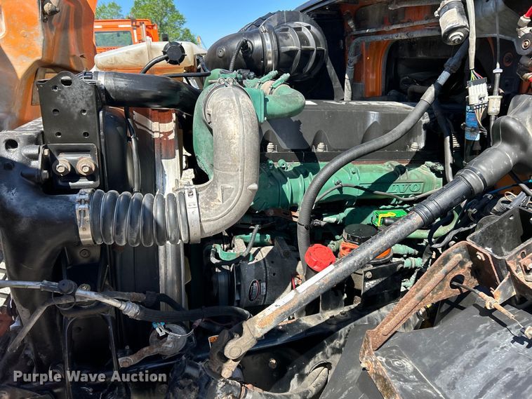 image for item EK4532 2008 Volvo VNM semi truck