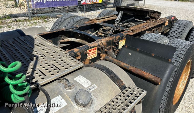 image for item EK4532 2008 Volvo VNM semi truck