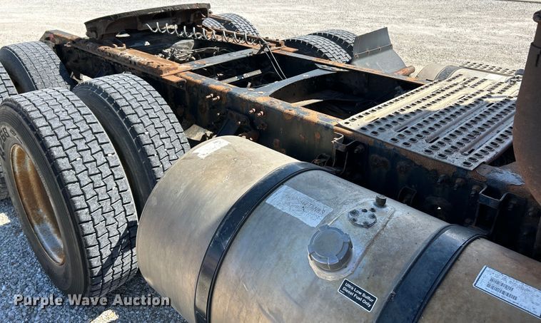 image for item EK4532 2008 Volvo VNM semi truck