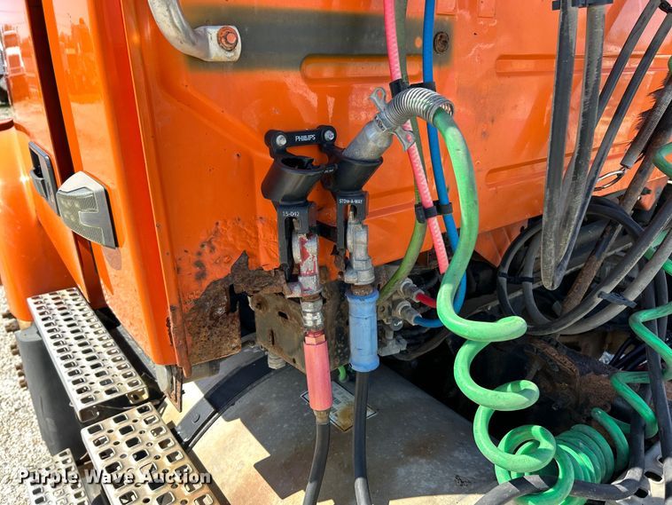 image for item EK4532 2008 Volvo VNM semi truck