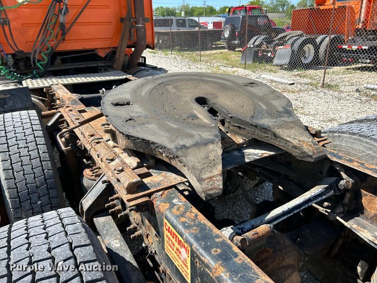 image for item EK4532 2008 Volvo VNM semi truck