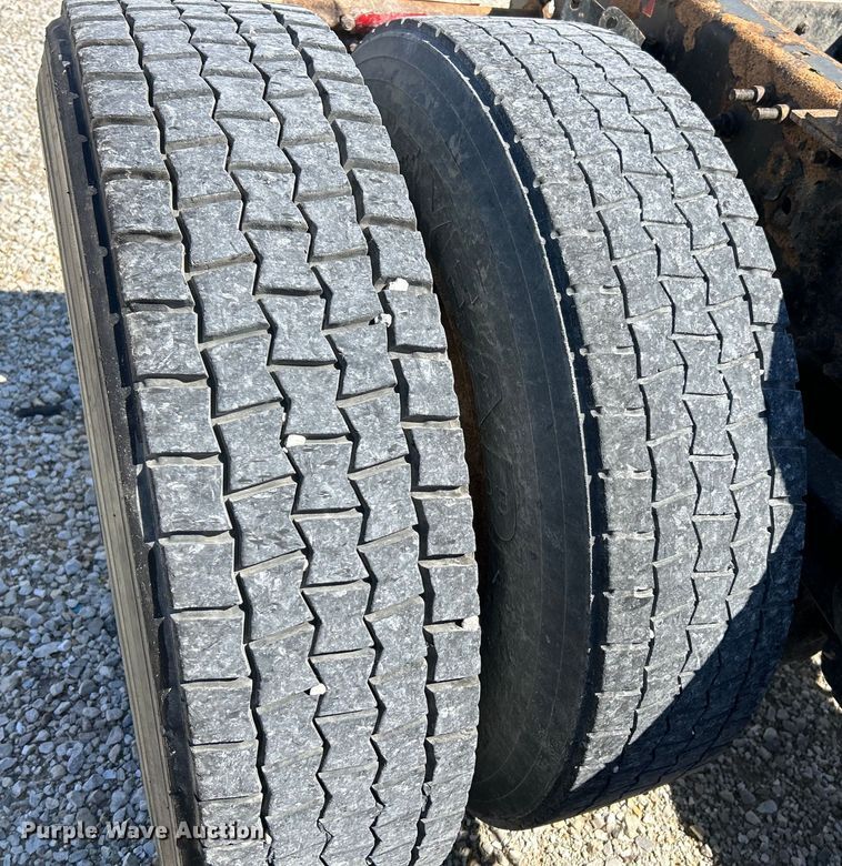 image for item EK4532 2008 Volvo VNM semi truck