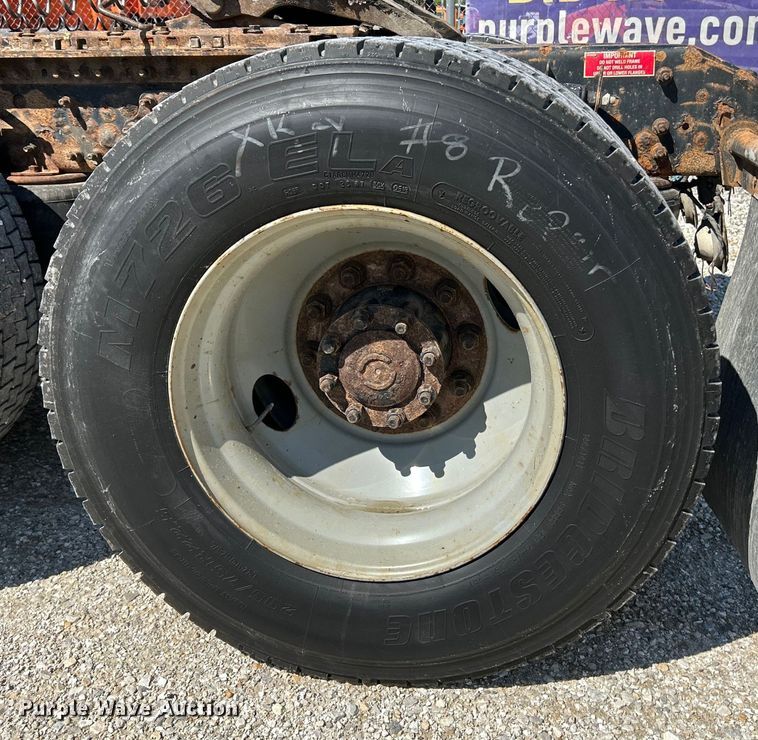 image for item EK4532 2008 Volvo VNM semi truck