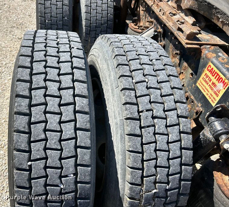 image for item EK4532 2008 Volvo VNM semi truck