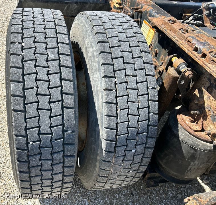 image for item EK4532 2008 Volvo VNM semi truck